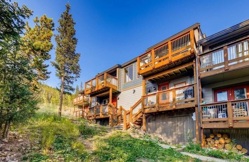 Dunkin Hill House | Newly Remodeled Townhome - 4bd + Free Shuttle