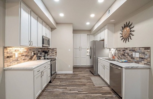 Pear Park House | No chores! King bed.Pet-friendly. Fast Wi-Fi. Dedicated workspace.Outdoor grill.