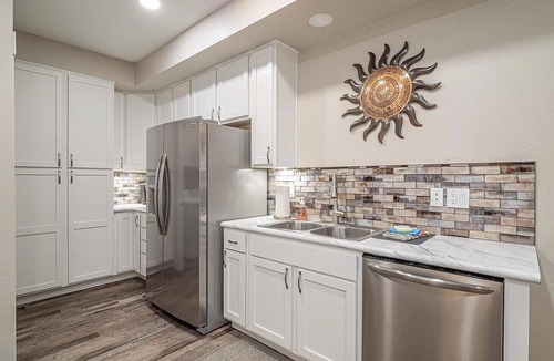 Pear Park House | No chores! King bed.Pet-friendly. Fast Wi-Fi. Dedicated workspace.Outdoor grill.