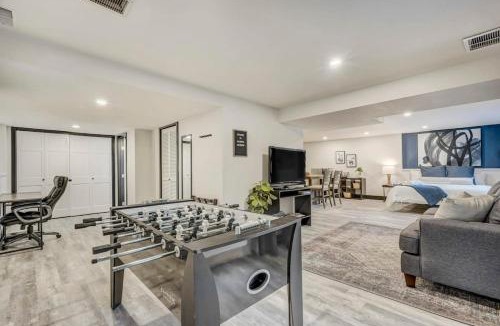 Woodmoor Hotel | Oak Hills Loft King Workspace w Scenic Views