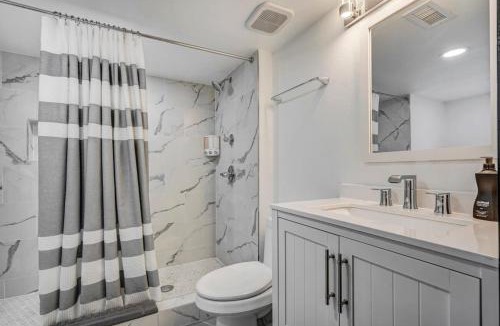Woodmoor Hotel | Oak Hills Loft King Workspace w Scenic Views