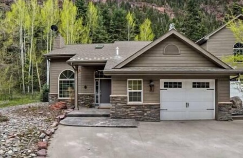 Ridgway House | Oak Street Retreat 3br/2ba - Ground Level Bedroom
