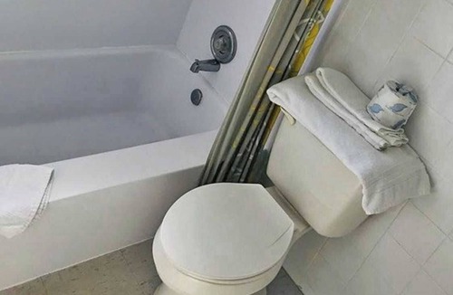 Pompano Beach Hotel | Oceanfront king efficiency on 2nd floor.