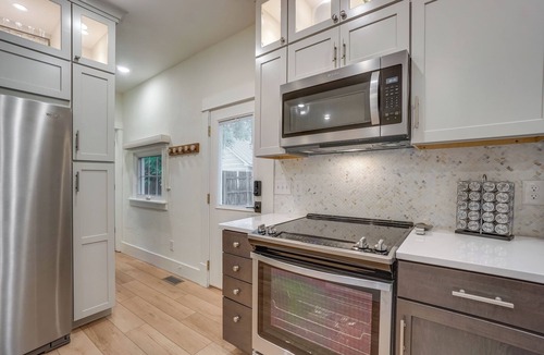 Martinez Park Cottage | Old Town Carriage House w/Private Patio