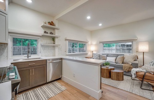 Martinez Park Cottage | Old Town Carriage House w/Private Patio