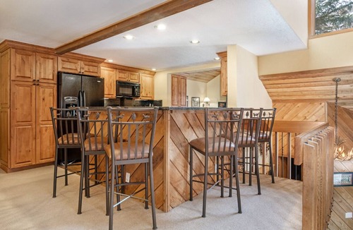 Avon Condo | On Call Shuttle - Outdoor Pool, Hot Tub - Steps From Hiking