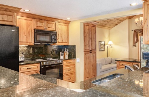 Avon Condo | On Call Shuttle - Outdoor Pool, Hot Tub - Steps From Hiking