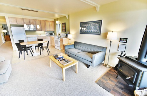 Dillon Condo | On Lake! End Unit, Hot Tub, Elevator! Walk to Concerts, Marina, Dining