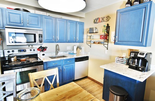 Dillon Condo | On Lake! Fully Updated! Ground Floor, Hot Tub. Walk to Concerts, Marina