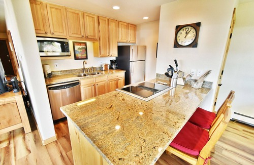 Dillon Condo | On Lake. Ground Floor, End Unit. Big Pool, Hot Tubs! Walk to Concerts, Marina