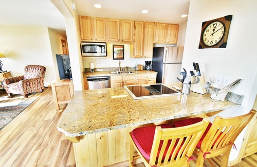 Dillon Condo | On Lake. Ground Floor, End Unit. Big Pool, Hot Tubs! Walk to Concerts, Marina