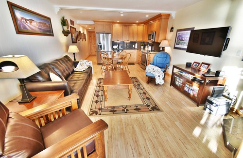Dillon Condo | On Lake! Hot Tub, Views, Elevator! Walk to Concerts, Marina, Dining