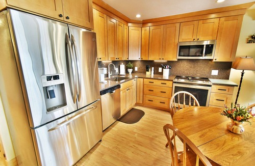 Dillon Condo | On Lake! Hot Tub, Views, Elevator! Walk to Concerts, Marina, Dining