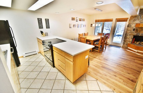 Frisco Condo | On River. Pool, 2 Hot Tubs. Easy Drive to Dining, Shops, Events, Marina
