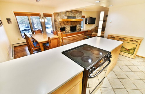 Frisco Condo | On River. Pool, 2 Hot Tubs. Easy Drive to Dining, Shops, Events, Marina