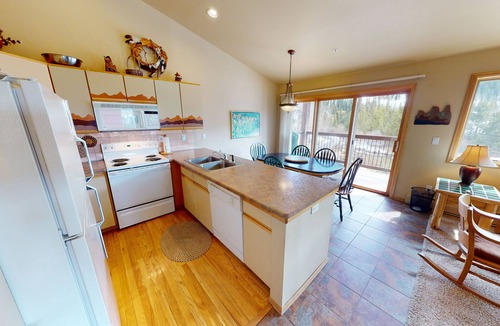 Mountain House Condo | On River Trail! End Unit Near Hot Tubs. Deck. Walk/Shuttle to Dining, Events
