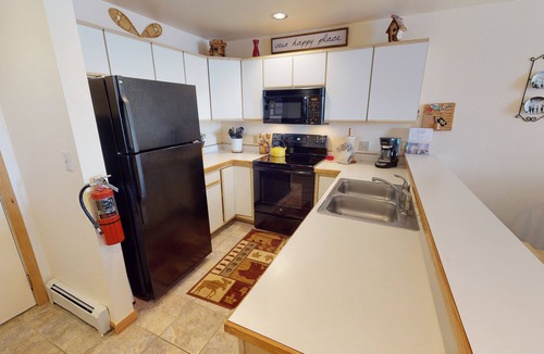 Mountain House Condo | On River Trail. Ground Floor, Deck. Walk/Shuttle to Dining, Events. Hot Tubs