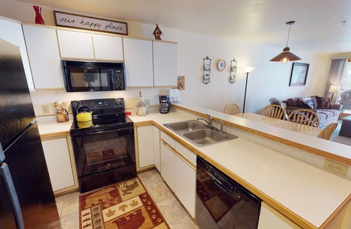 Mountain House Condo | On River Trail. Ground Floor, Deck. Walk/Shuttle to Dining, Events. Hot Tubs