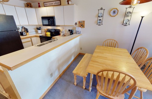 Mountain House Condo | On River Trail. Ground Floor, Deck. Walk/Shuttle to Dining, Events. Hot Tubs