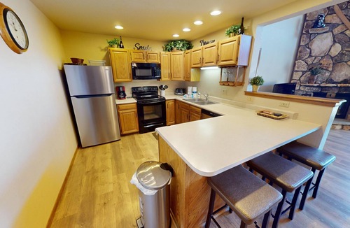 Mountain House Condo | On River Trail! Pool, Hot Tub, Elevator. Walk to Dining, Events, Weddings