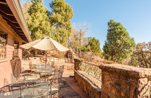Manitou Springs House | Onaledge Historic Lodge- Retreat in Manitou Springs