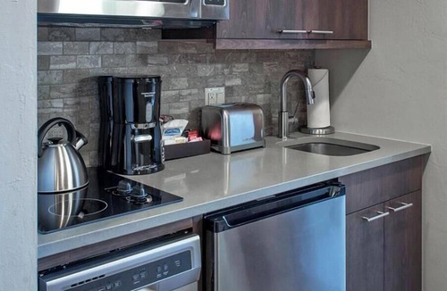 Boulder Ridge Apartment | ONE BEDROOM "BRECK": True ski-in/ski-out directly on peak 8 lifts, ski-school!