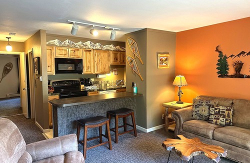 Estes Park Condo | One bedroom condo minutes from National Park, and downtown Estes Park