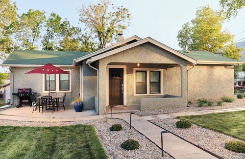 West Colorado Springs House | ONE block to Garden of the Gods ★ Hot Tub ★ AC
