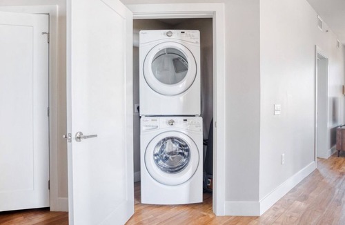 Hale Apartment | Open Congress Park 2BR w/ Gym & Pool, near shops & dining, by Blueground