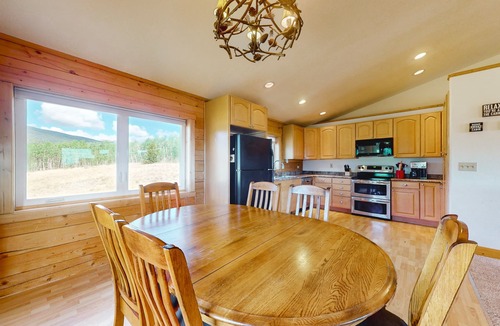 Warm Springs Cabin | Outdoor enthusiast dream cabin with stunning view, private hot tub, dog-friendly