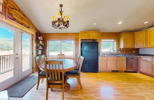 Warm Springs Cabin | Outdoor enthusiast dream cabin with stunning view, private hot tub, dog-friendly