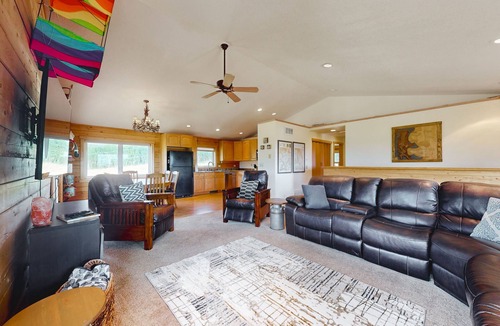 Warm Springs Cabin | Outdoor enthusiast dream cabin with stunning view, private hot tub, dog-friendly