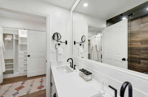 Beaver Creek Apartment | Oxford Court by East West Hospitality