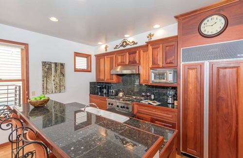 Telluride House | PACIFIC ST TOWNHOUSE II- Perfect Downtown Location, Views & Walk-to-Ski