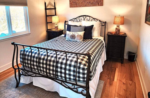 Palisade House | Palisade Peach Orchard Cottage. Free WiFi