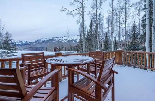 Mountain Village House | PALMYRA PINES- Ski-In/Ski-Out Luxe cabin w/Vibrant Views & Hot Tub