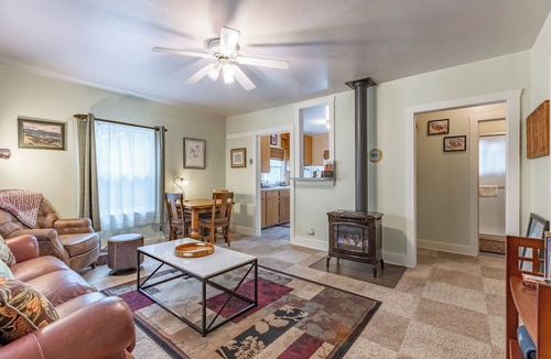 Garfield Cottage | Papa's Cottage- Dog Friendly- Close to Monarch
