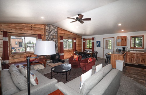 Grand Lake House | Park Avenue - Nice four bedroom two bath home in the heart of Grand Lake!