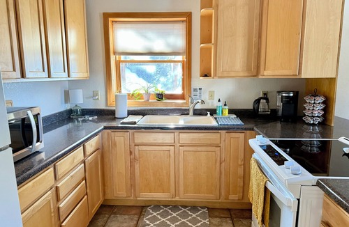 Grand View Highlands Apartment | Peaceful 2-bedroom apartment - dogs welcome
