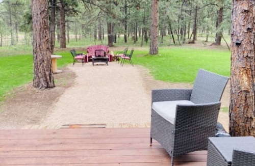 Monument House | Peaceful Forest feel 5ac, Comfy 3bd Monument hidden but close, Deer, USAFA 10mi