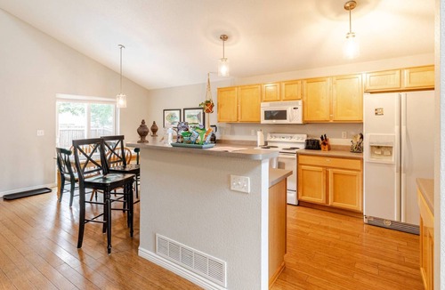 Erie House | Peaceful neighborhood home, spacious & cozy with plenty of beds!