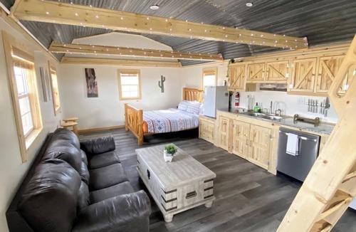 Blanca Cabin | Peaceful off-grid cabin at Alamo Alpaca Ranch PET FRIENDLY