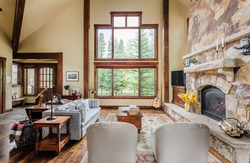 Christie Heights House | Peak 8 by AvantStay Spacious Modern Cabin w/ Hot Tub & Views