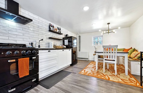 West Colorado Springs House | Peak View Guesthouse - Stunning Views and a short walk into Garden of the Gods!