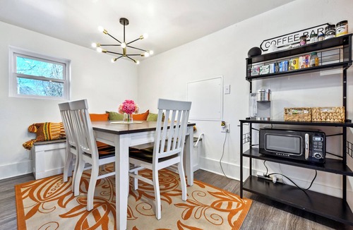 West Colorado Springs House | Peak View Guesthouse - Stunning Views and a short walk into Garden of the Gods!