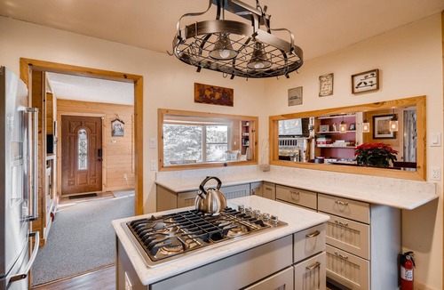 Spring Valley House | Peakview Cabin - Mountain Getaway to Pikes Peak