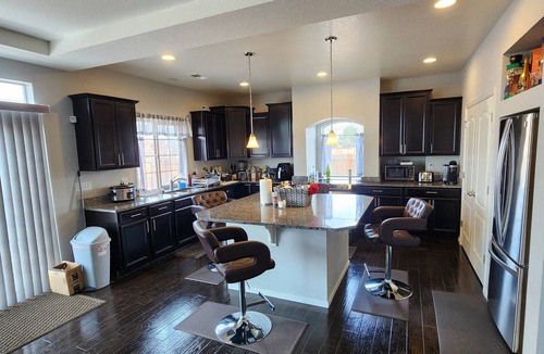 Aurora House | Perfect 6-bedroom house with WiFi in charming Aurora