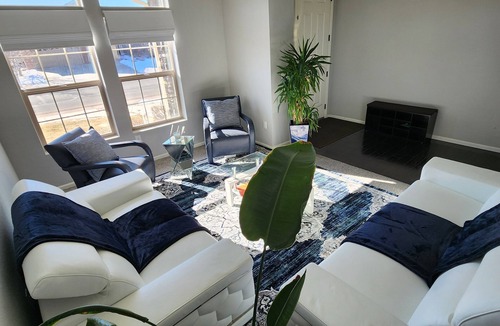 Aurora House | Perfect 6-bedroom house with WiFi in charming Aurora