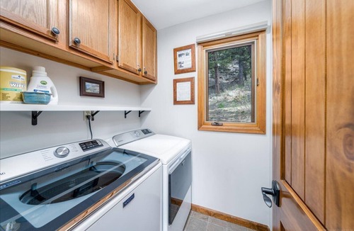 Aspen Brook Cabin | Perfect Family Cabin, Walking Distance to RMNP and the River in Aspen Brook + AC