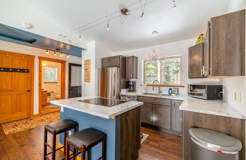 Valley of the Sun Cabin | Perfect for Couples, Beautiful Views & Decks, Fireplace - Crimson Cabin